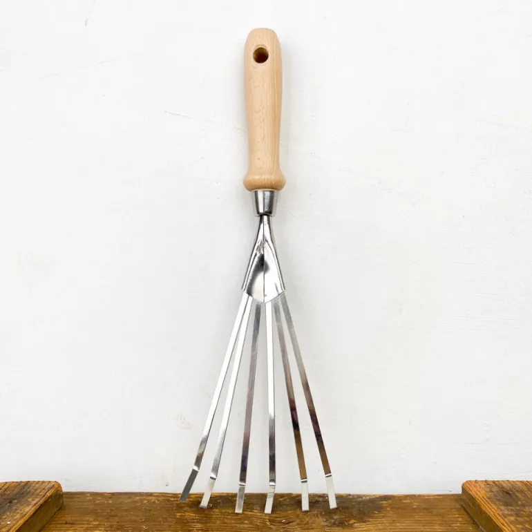 Râteau souple à main manche en bois
