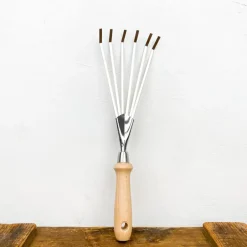 Râteau souple à main manche en bois