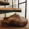 Sabots bretons en cuir embouti
