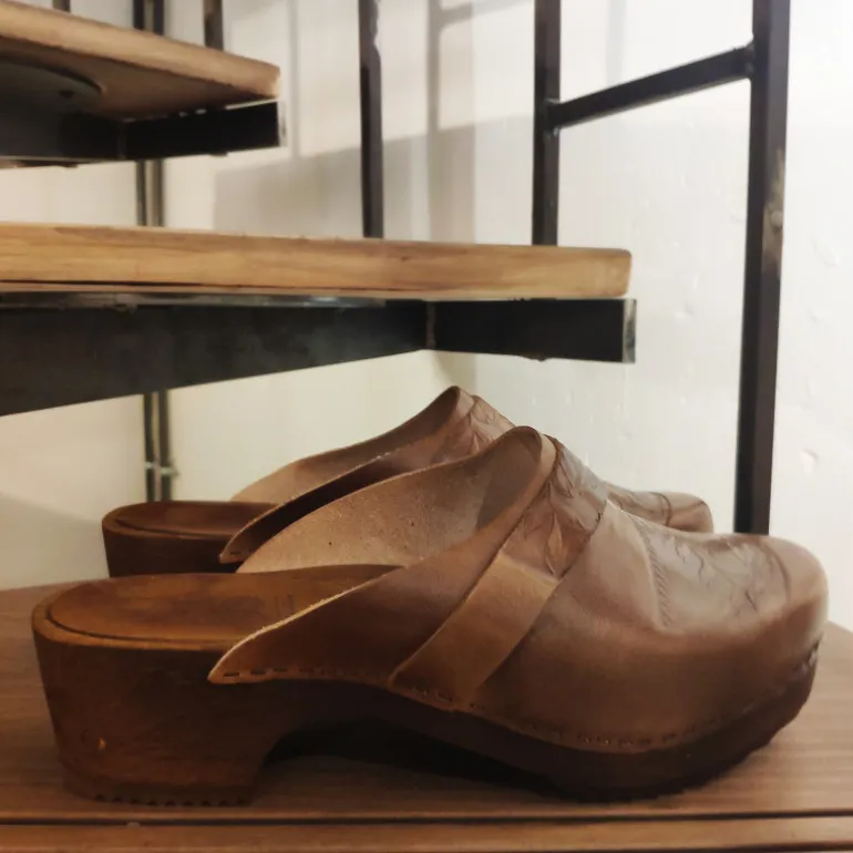 Sabots bretons en cuir embouti
