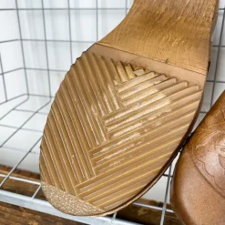 Sabots bretons en cuir embouti
