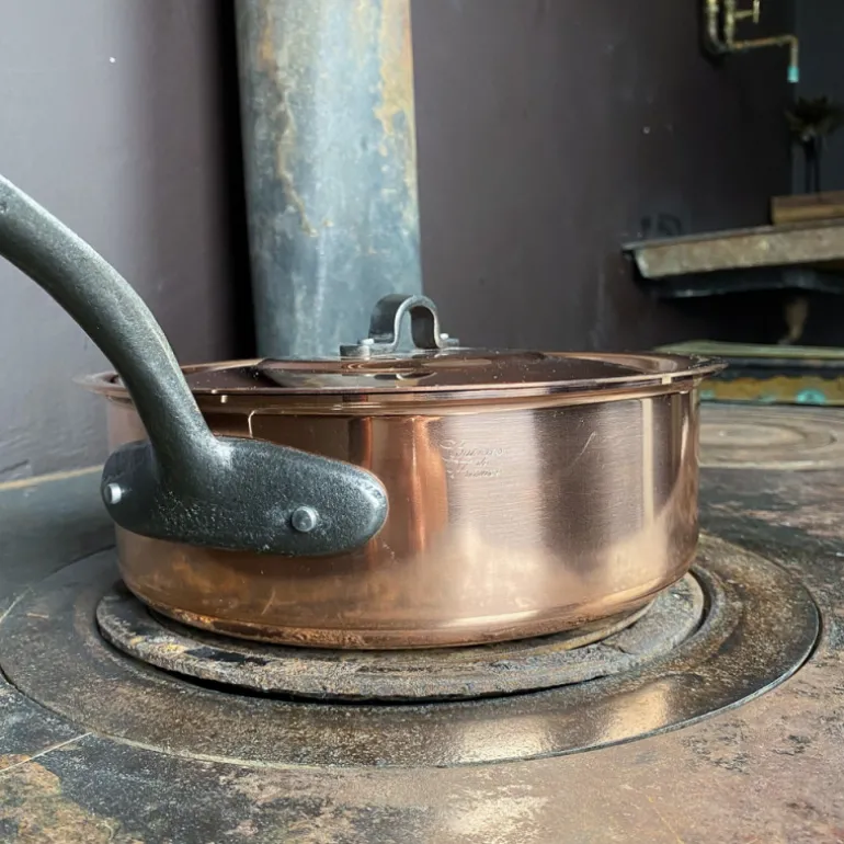 Sauteuse avec couvercle en cuivre étamée