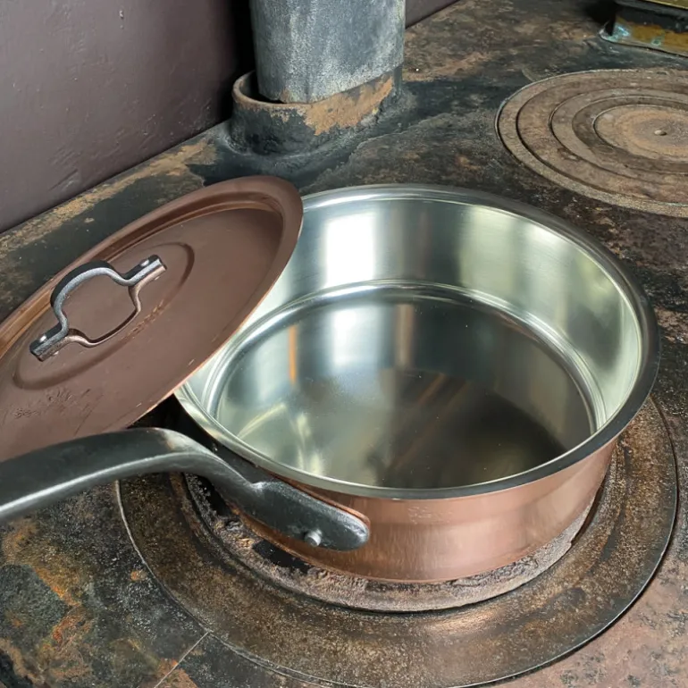 Sauteuse avec couvercle en cuivre étamée