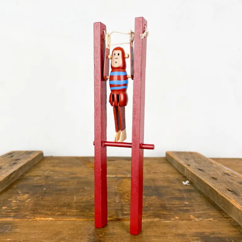 Singe acrobate en bois