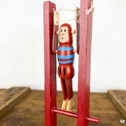 Singe acrobate en bois