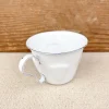 Tasse à café en émail blanc