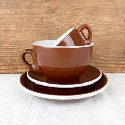 Tasse de bar brune et sa sous-tasse
