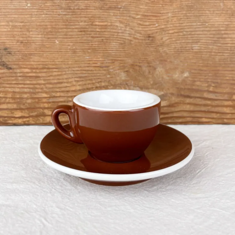 Tasse de bar brune et sa sous-tasse