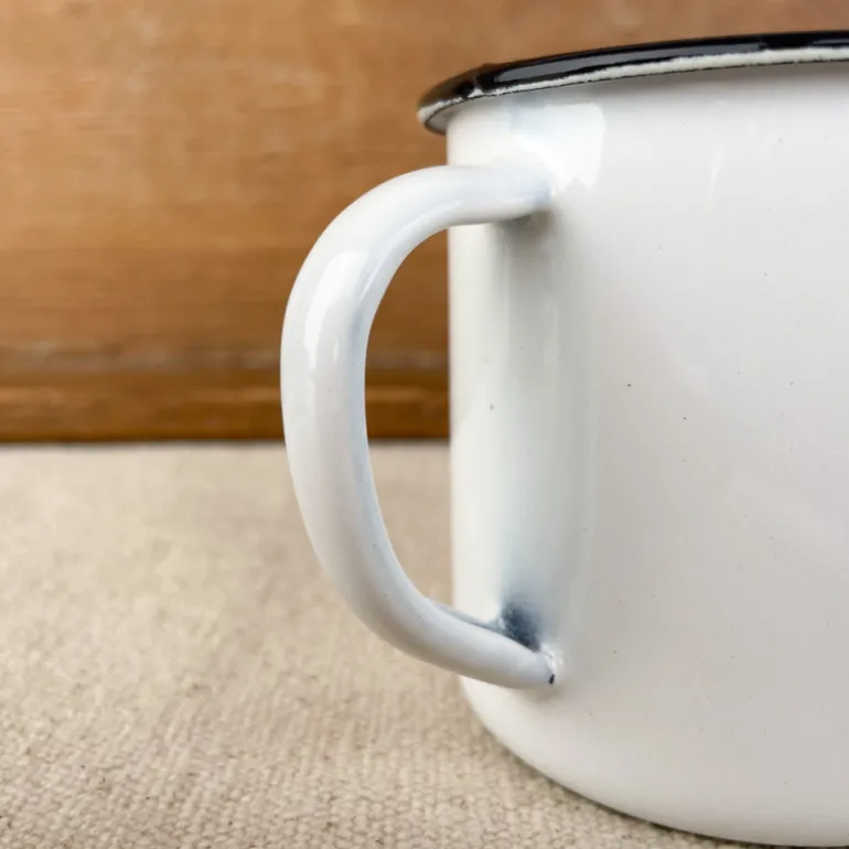 Tasse en émail blanc et liseré noir