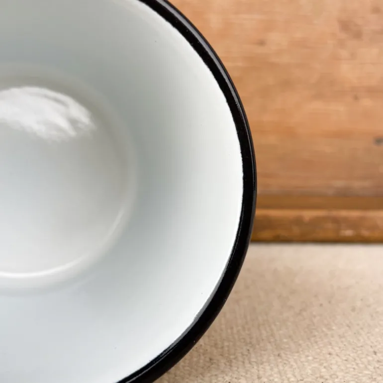 Tasse en émail blanc et liseré noir