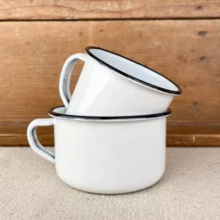 Tasse en émail blanc et liseré noir
