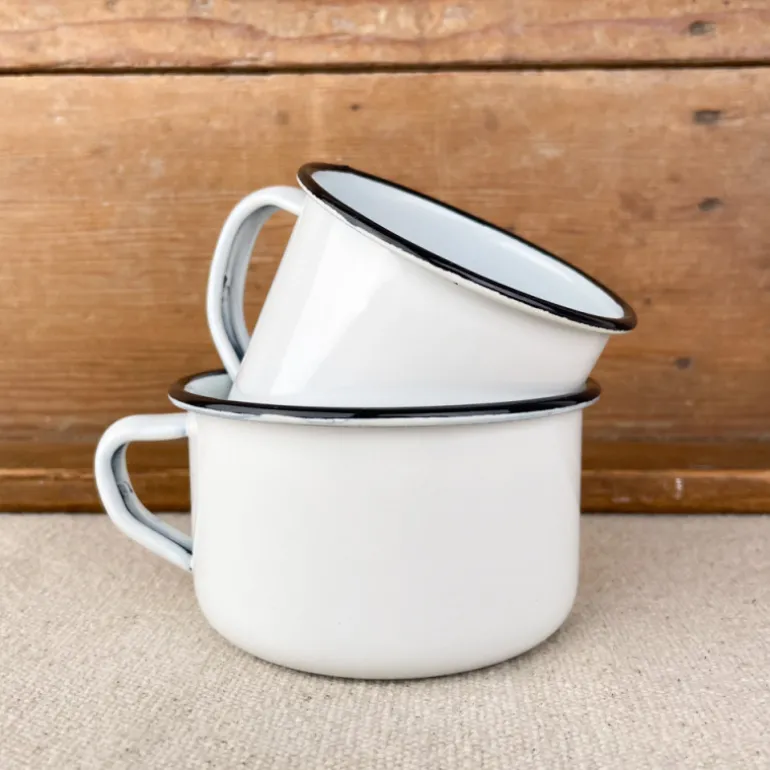 Tasse en émail blanc et liseré noir