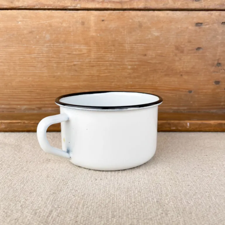 Tasse en émail blanc et liseré noir