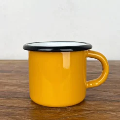Tasse en émail coloré