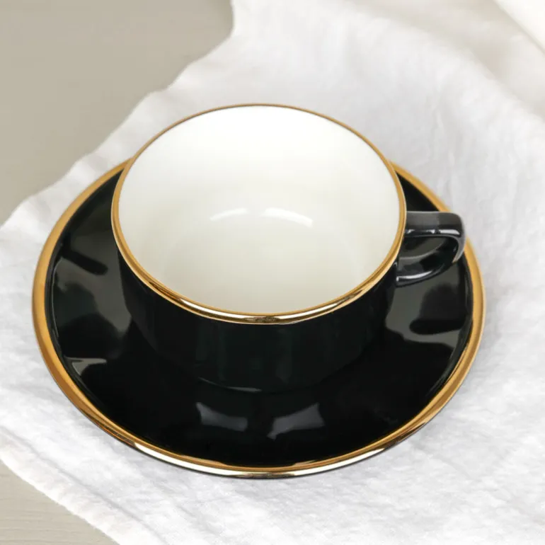 Tasse et soucoupe noire filet or