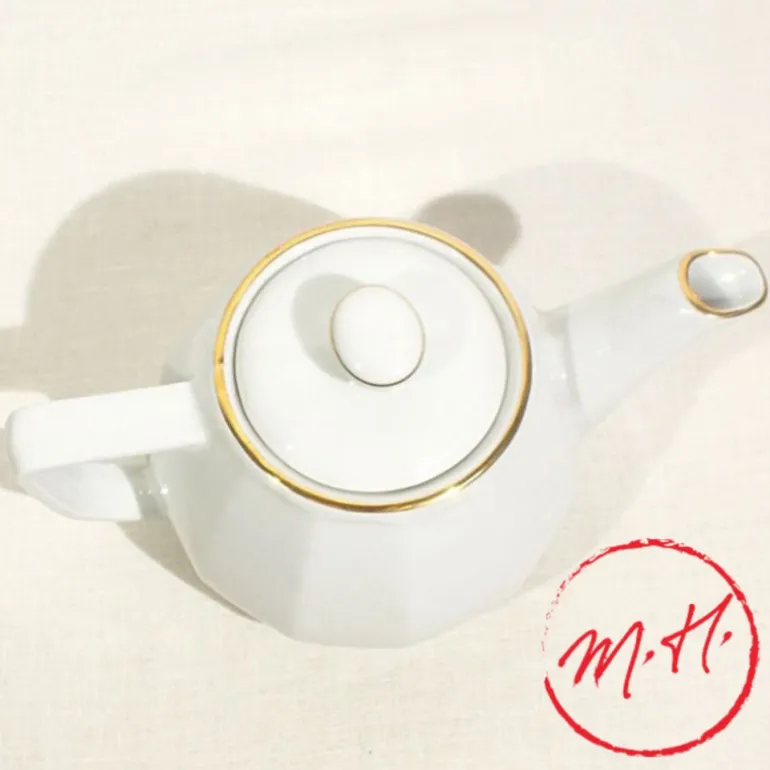 Théière en porcelaine blanche filet or