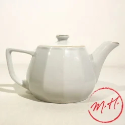 Théière en porcelaine blanche filet or