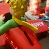 Tirelire le Petit Prince dans son avion