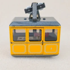 Téléphérique mécanique jaune