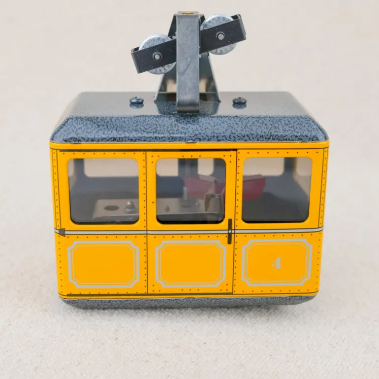 Téléphérique mécanique jaune