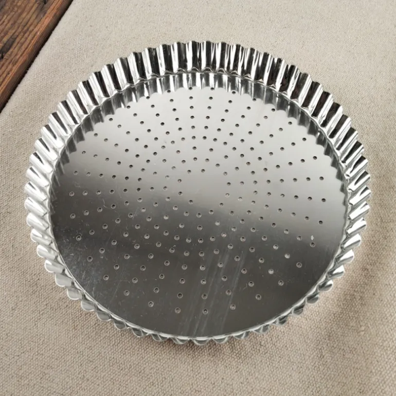 Tourtière perforée en fer blanc