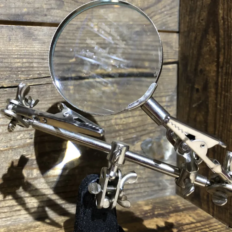 Troisième main avec loupe