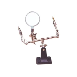 Troisième main avec loupe