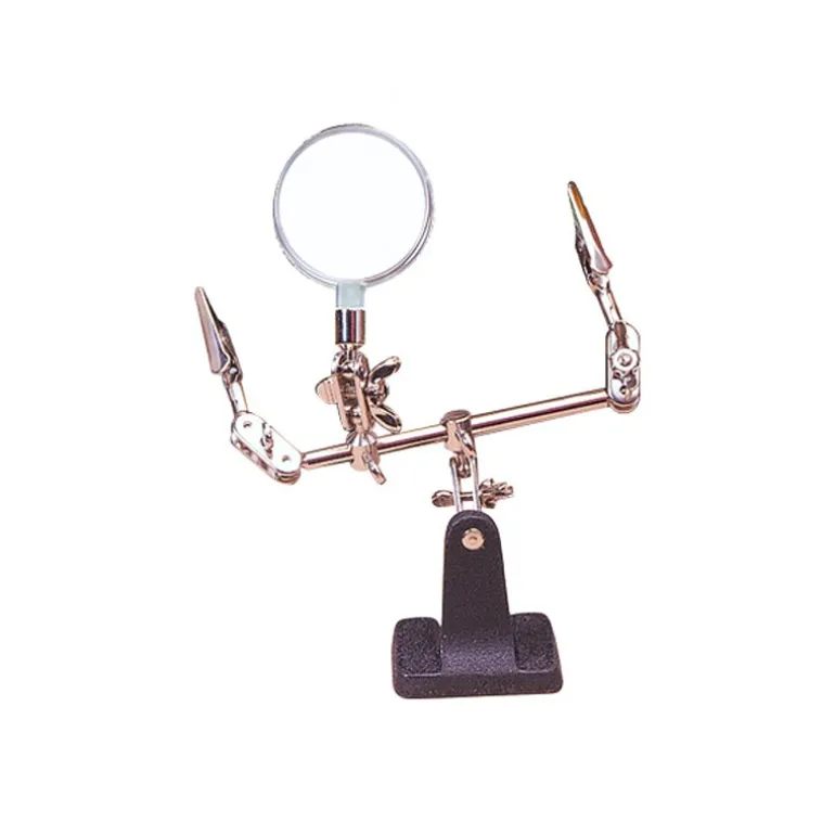 Troisième main avec loupe