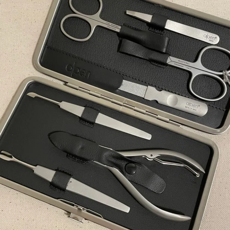 Trousse manucure 7 pièces cuir noir