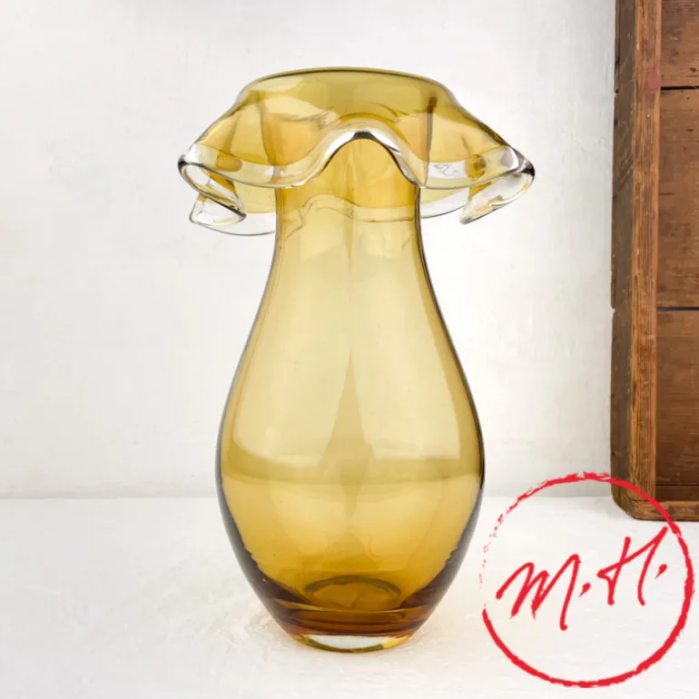 Vase en verre soufflé à collerette ambré