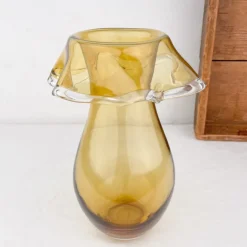 Vase en verre soufflé à collerette ambré