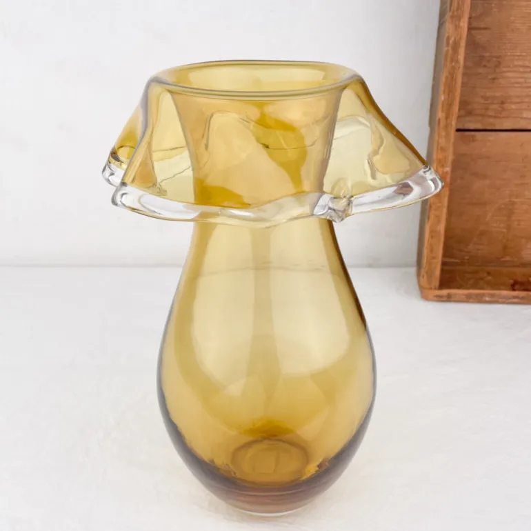 Vase en verre soufflé à collerette ambré